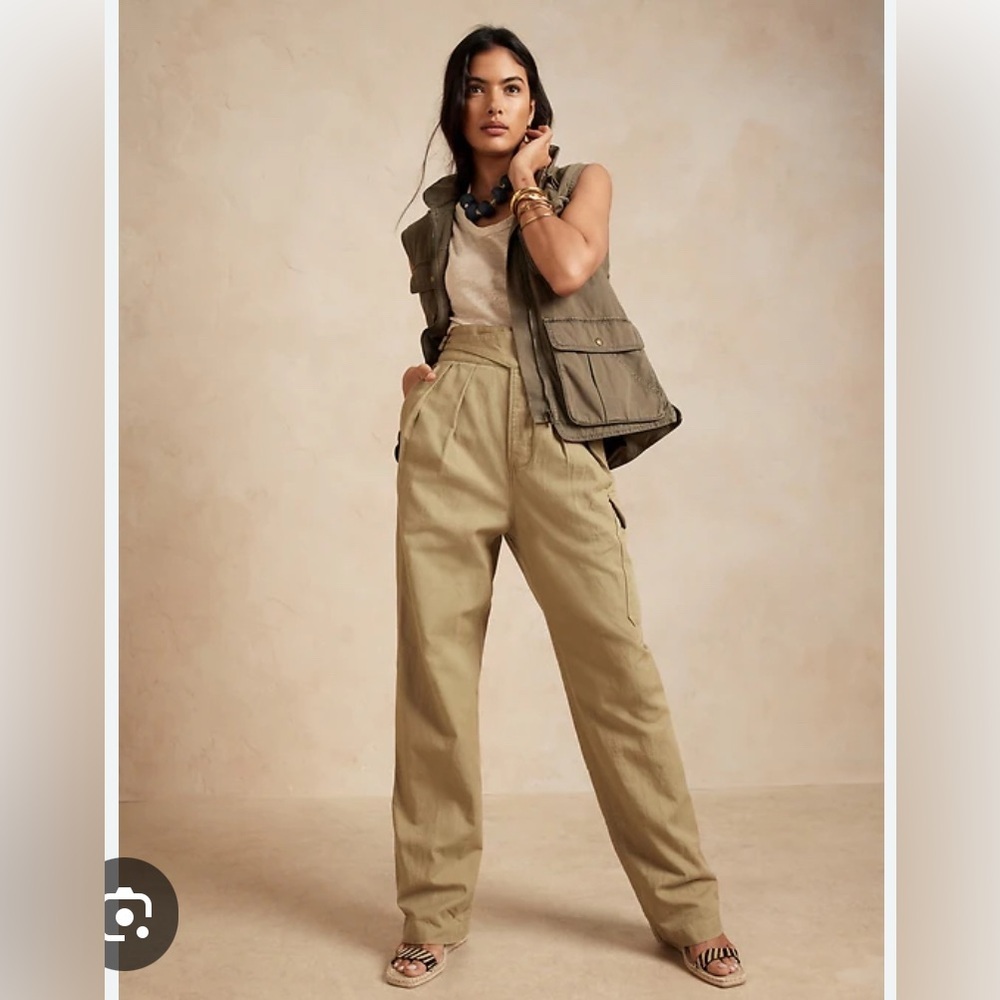 Banana Republic Heritage Explorer
Cargo Pants Tan Color Size 4 Linen Blend